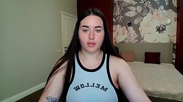 Snapshot of Roxie_Bradley chatting on June 25, 5:45 am Roxie Bradley online show from June 25, 5:45 am