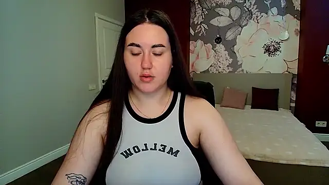 Snapshot of Roxie_Bradley chatting on June 27, 5:34 am Roxie Bradley online show from June 27, 5:34 am