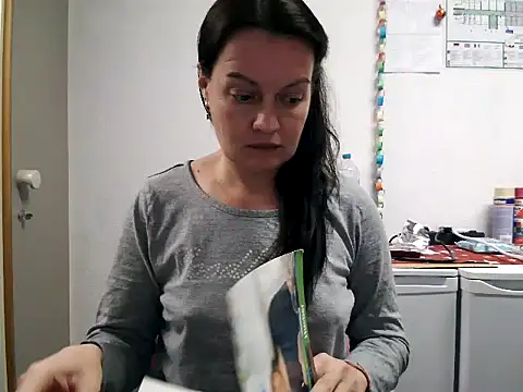 Snapshot of LoveNBloom chatting on January 8, 7:56 pm LoveNBloom online show from January 8, 7:56 pm