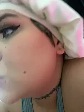 Laura takint online show from December 24, 7:33 pm