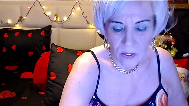 Snapshot of HappyWomanOn chatting on December 13, 10:13 pm HappyWomanOn online show from December 13, 10:13 pm