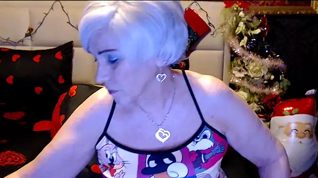 Snapshot of HappyWomanOn chatting on December 15, 7:31 pm HappyWomanOn online show from December 15, 7:31 pm