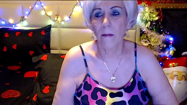 Snapshot of HappyWomanOn chatting on December 16, 7:10 pm HappyWomanOn online show from December 16, 7:10 pm
