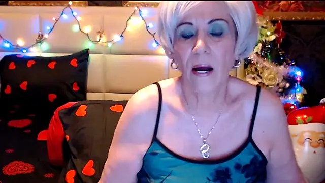 Snapshot of HappyWomanOn chatting on December 17, 5:15 pm HappyWomanOn online show from December 17, 5:15 pm