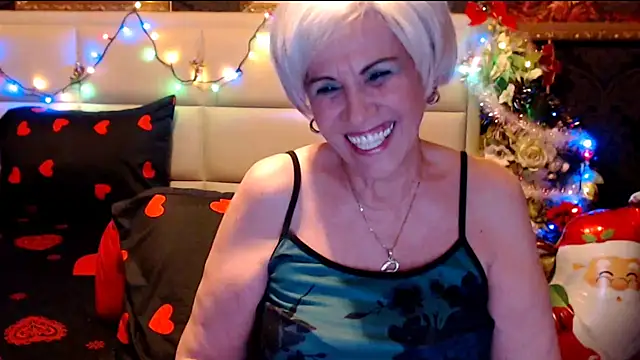 Snapshot of HappyWomanOn chatting on December 17, 8:21 pm HappyWomanOn online show from December 17, 8:21 pm