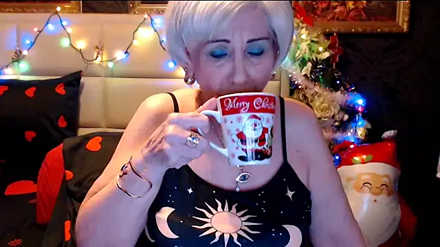 Snapshot of HappyWomanOn chatting on December 20, 7:17 pm HappyWomanOn online show from December 20, 7:17 pm