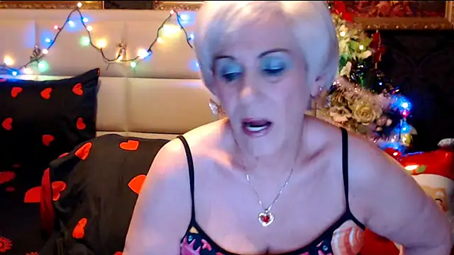 Snapshot of HappyWomanOn chatting on December 21, 7:38 pm HappyWomanOn online show from December 21, 7:38 pm