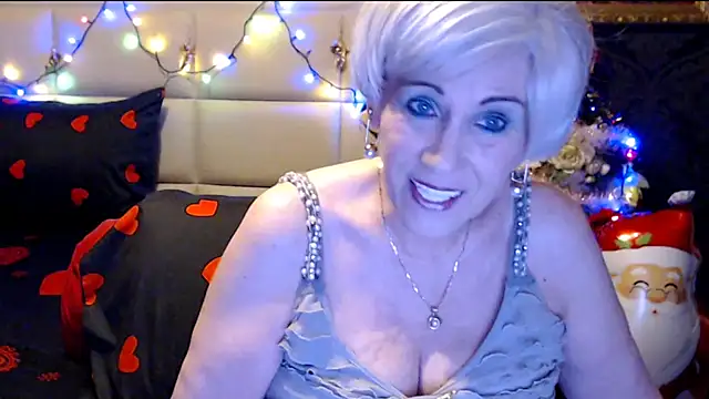 Snapshot of HappyWomanOn chatting on December 22, 10:38 am HappyWomanOn online show from December 22, 10:38 am