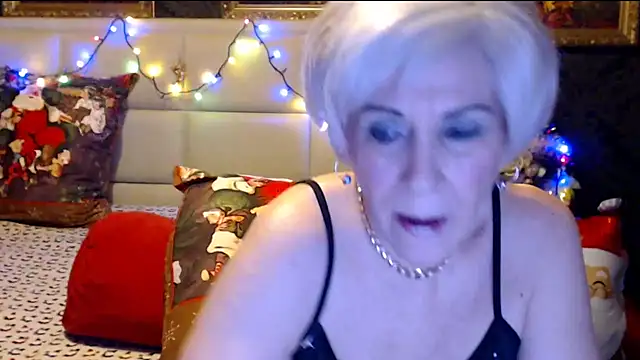Snapshot of HappyWomanOn chatting on December 25, 11:11 am HappyWomanOn online show from December 25, 11:11 am