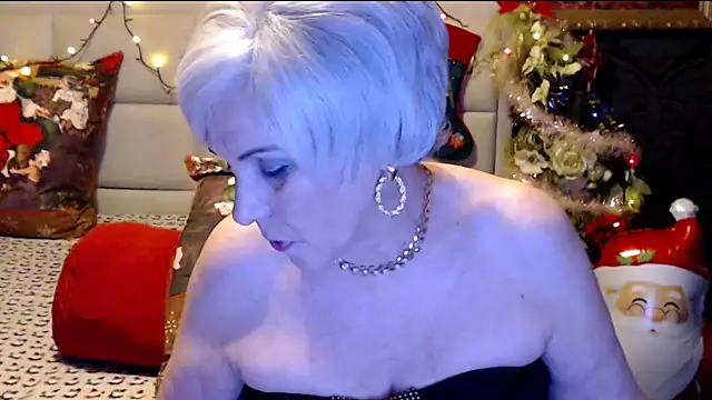 Snapshot of HappyWomanOn chatting on December 28, 10:23 pm HappyWomanOn online show from December 28, 10:23 pm