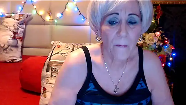 Snapshot of HappyWomanOn chatting on January 3, 7:39 pm HappyWomanOn online show from January 3, 7:39 pm