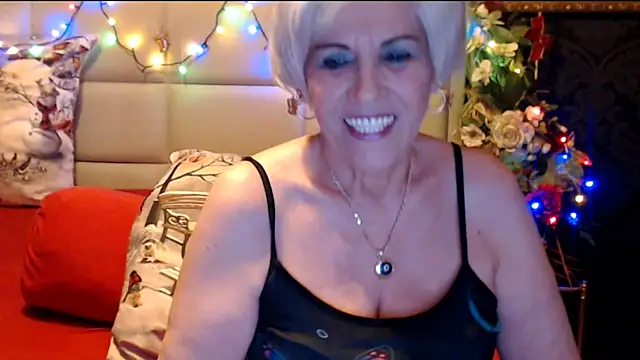 Snapshot of HappyWomanOn chatting on January 4, 10:34 pm HappyWomanOn online show from January 4, 10:34 pm
