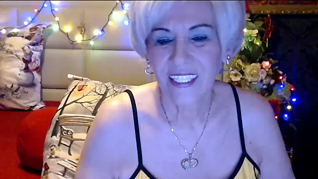 Snapshot of HappyWomanOn chatting on January 5, 10:32 am HappyWomanOn online show from January 5, 10:32 am