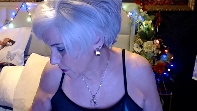 Snapshot of HappyWomanOn chatting on January 19, 7:37 pm HappyWomanOn online show from January 19, 7:37 pm