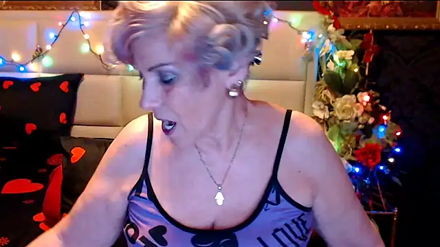 Snapshot of HappyWomanOn chatting on January 24, 7:28 pm HappyWomanOn online show from January 24, 7:28 pm