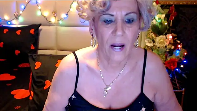 Snapshot of HappyWomanOn chatting on January 25, 7:18 pm HappyWomanOn online show from January 25, 7:18 pm