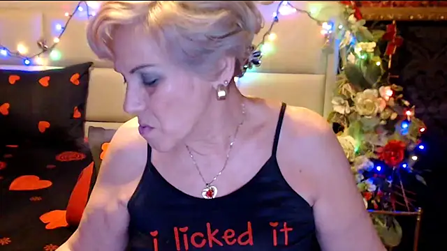 Snapshot of HappyWomanOn chatting on January 28, 7:21 pm HappyWomanOn online show from January 28, 7:21 pm