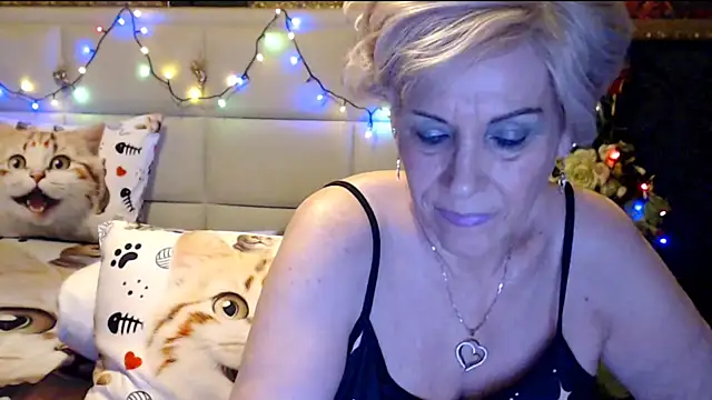 Snapshot of HappyWomanOn chatting on February 1, 7:23 pm HappyWomanOn online show from February 1, 7:23 pm