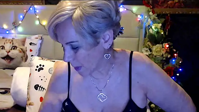 Snapshot of HappyWomanOn chatting on February 1, 10:34 pm HappyWomanOn online show from February 1, 10:34 pm
