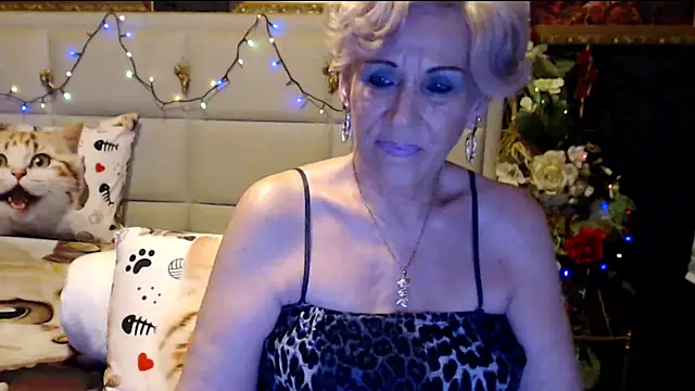 Snapshot of HappyWomanOn chatting on February 2, 7:25 pm HappyWomanOn online show from February 2, 7:25 pm