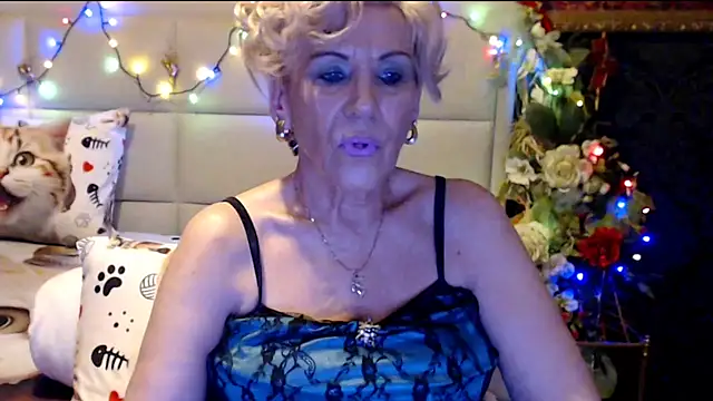 Snapshot of HappyWomanOn chatting on February 4, 10:43 am HappyWomanOn online show from February 4, 10:43 am