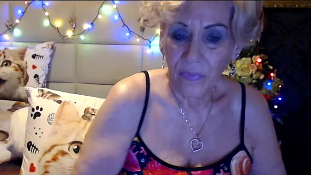 Snapshot of HappyWomanOn chatting on February 9, 7:30 pm HappyWomanOn online show from February 9, 7:30 pm