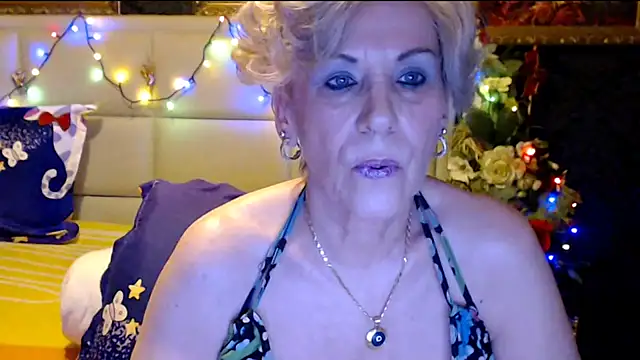 Snapshot of HappyWomanOn chatting on February 11, 10:37 am HappyWomanOn online show from February 11, 10:37 am