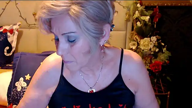 Snapshot of HappyWomanOn chatting on February 16, 8:00 pm HappyWomanOn online show from February 16, 8:00 pm