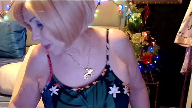 Snapshot of HappyWomanOn chatting on March 5, 7:27 pm HappyWomanOn online show from March 5, 7:27 pm