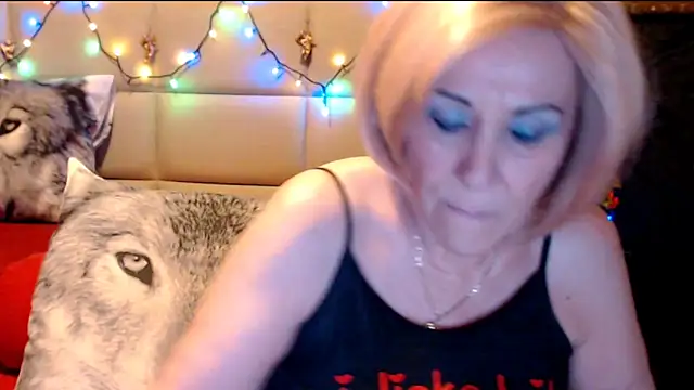 Snapshot of HappyWomanOn chatting on March 15, 10:13 am HappyWomanOn online show from March 15, 10:13 am