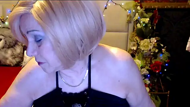 Snapshot of HappyWomanOn chatting on March 16, 10:11 am HappyWomanOn online show from March 16, 10:11 am