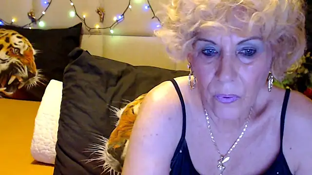 Snapshot of HappyWomanOn chatting on October 17, 5:59 pm HappyWomanOn online show from October 17, 5:59 pm