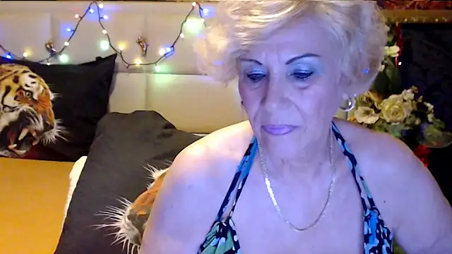 Snapshot of HappyWomanOn chatting on October 19, 9:21 am HappyWomanOn online show from October 19, 9:21 am