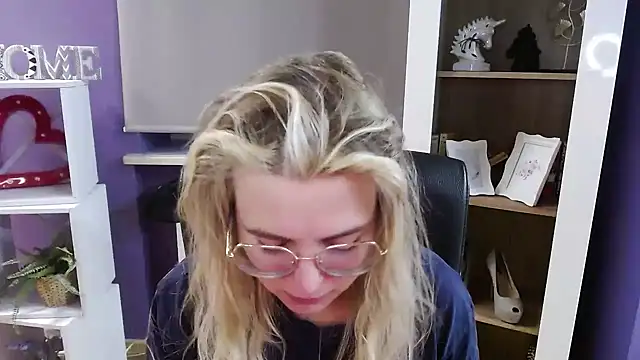 Zoey Erotic online show from February 19, 5:47 am