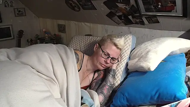 Snapshot of MaryG chatting on December 4, 9:13 pm MaryG online show from December 4, 9:13 pm