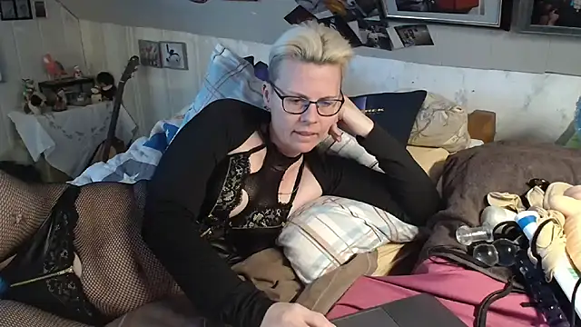 Snapshot of MaryG chatting on February 28, 1:58 pm MaryG online show from February 28, 1:58 pm