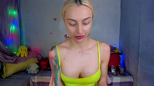 Snapshot of LickLizzy chatting on November 2, 4:48 am LickLizzy online show from November 2, 4:48 am