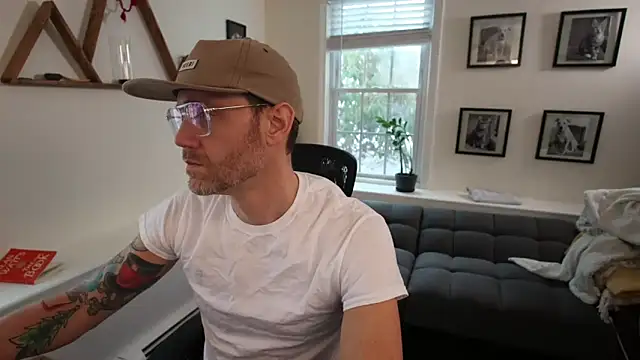 Snapshot of BradBronton chatting on February 18, 7:32 pm BradBronton online show from February 18, 7:32 pm