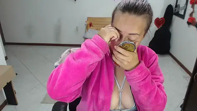 Snapshot of charlottezoe15 chatting on February 12, 7:25 am charlottezoe15 online show from February 12, 7:25 am