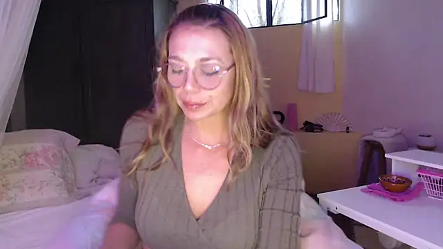 Snapshot of SamaraNight chatting on April 3, 12:41 am SamaraNight online show from April 3, 12:41 am