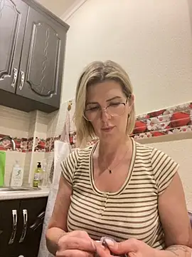 Snapshot of sensualEmilia chatting on April 3, 7:01 pm sensualEmilia online show from April 3, 7:01 pm