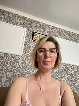 Snapshot of sensualEmilia chatting on April 11, 9:02 am sensualEmilia online show from April 11, 9:02 am