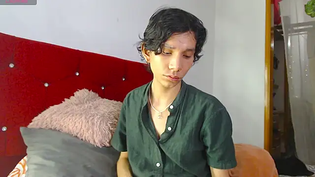 Snapshot of LAICK_01 chatting on April 18, 5:44 am LAICK 01 online show from April 18, 5:44 am