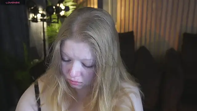 Snapshot of Tinker_Belll chatting on April 13, 7:41 pm Tinker Belll online show from April 13, 7:41 pm
