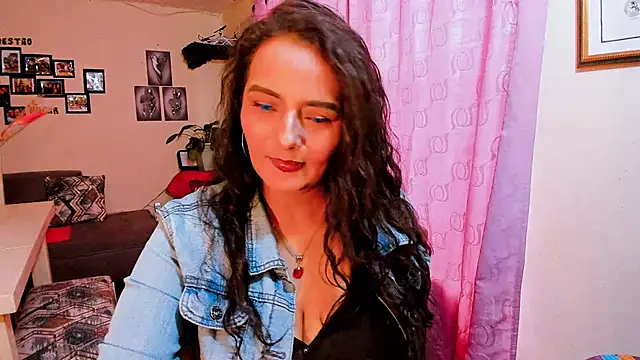 Snapshot of emma_luxy chatting on January 15, 9:51 pm emma luxy online show from January 15, 9:51 pm