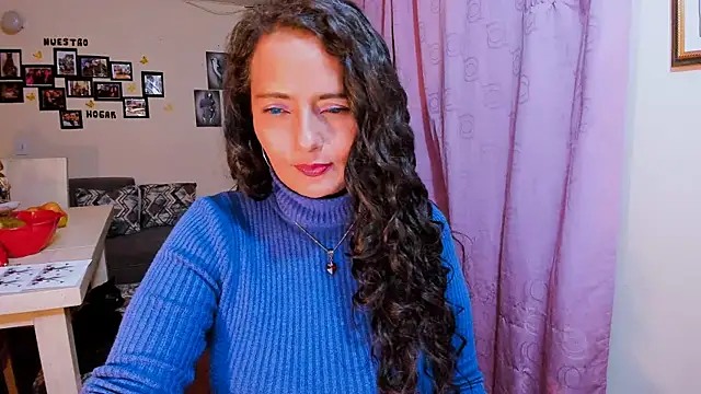 Snapshot of emma_luxy chatting on February 6, 11:41 pm emma luxy online show from February 6, 11:41 pm