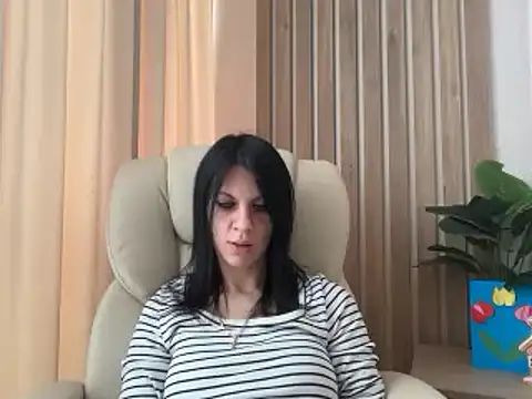Snapshot of InjaAtHome chatting on April 17, 5:32 am InjaAtHome online show from April 17, 5:32 am