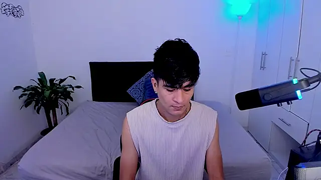 Snapshot of Eiden_allenx chatting on February 6, 2:58 pm Eiden allenx online show from February 6, 2:58 pm