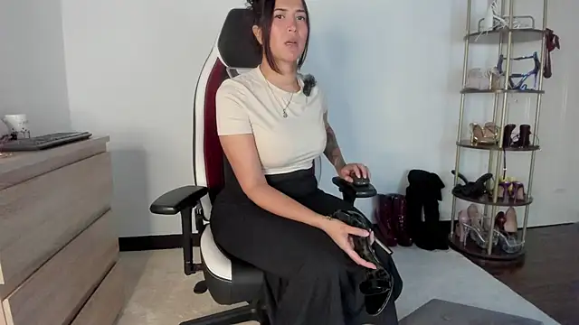 gingirel  online show from January 18, 3:05 pm