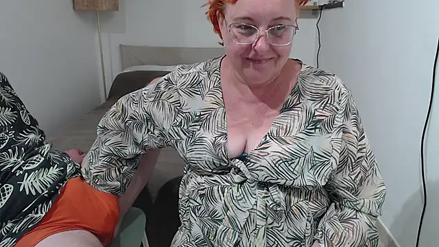 Snapshot of JoannaAndNeighbour chatting on September 21, 12:40 pm JoannaAndNeighbour online show from September 21, 12:40 pm